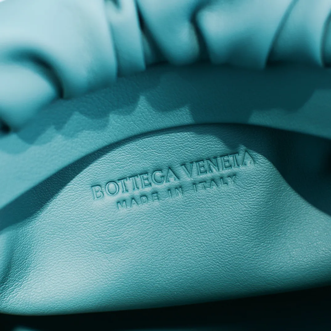 2020 new products will continue to upgrade the cloud bag to the вoттega veneтa chain cloud bag. It is still developed with imported original leather as standard. This hardware chain needs to be light on the upper body and can only be made of all-steel material. It is made of hollowed metal. You don’t have to worry about its weight. Major celebrity fashion bloggers have used it to attend fashion shows. Who can resist the charm of this large gold chain [smile] Style number: 6708# Size: 30*16*12